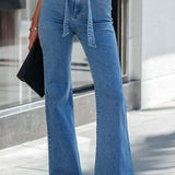 Slim strækjeans med bundet talje og brede bootcut-ben