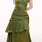 Bordeauxrød asymmetrisk aftenkjole med flæser og tanktop