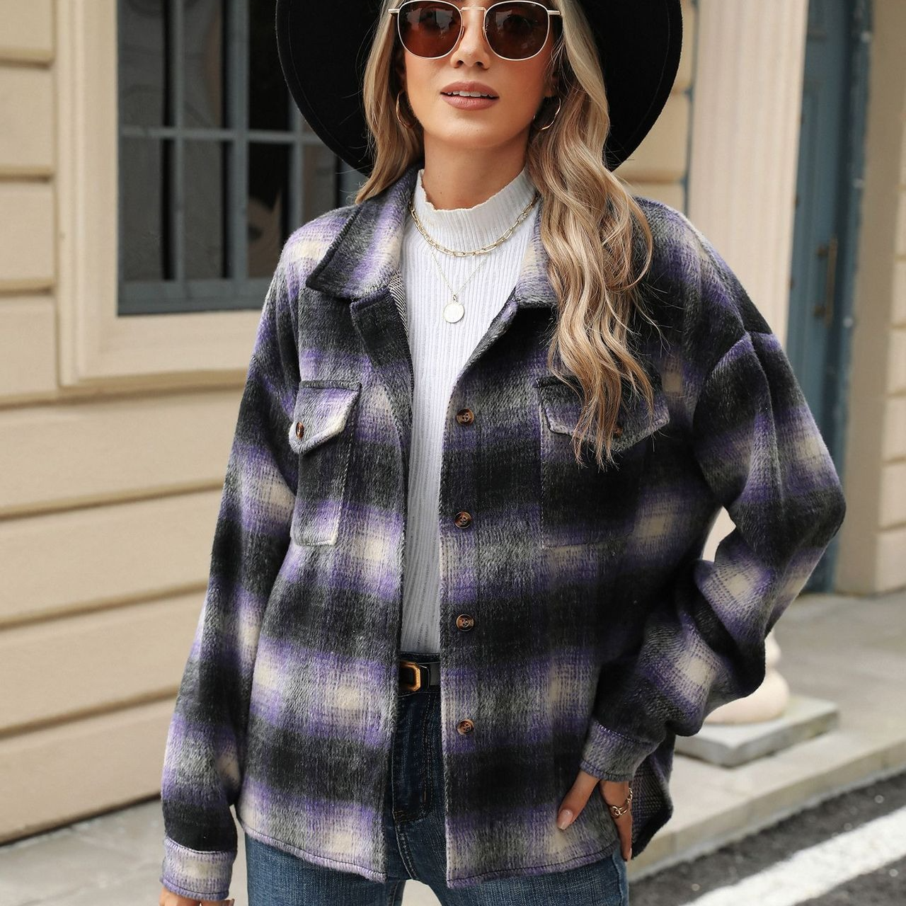 Løstsiddende, langærmet ternet frakke i imiteret uld.