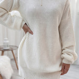 Løstsiddende minikjole med lange ærmer og bådhals i ribstrik