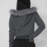 hættejakke med pelskant og lynlås i taljen