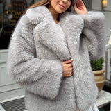 Ensfarvet kort pelsfrakke