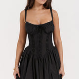 Sexet minikjole med spaghettistropper og blondepaneler, tætsiddende talje