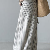 Lang, stribet, højtaljet A-formet nederdel med bindelukning