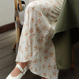 Højtaljet draperet nederdel i blomsterprintet satin