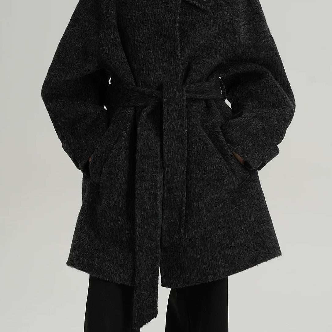 Elegant varm, ensfarvet uldfrakke med opretstående krave