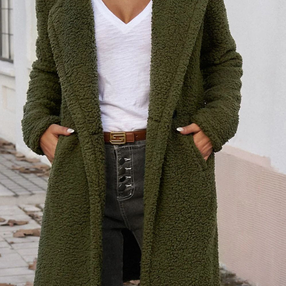 Mellemlang frakke med luftige reverser