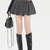 Kort khaki ternet nederdel med pufkant forneden