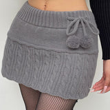 Kabelstrikket nederdel med pomponer