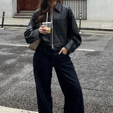 Kort, løstsiddende mat læderjakke