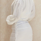 Kort hvid skjortekjole i hør med dyb V-hals og lange ærmer