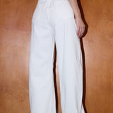 Højtaljede jeans med vide ben og metalliske detaljer