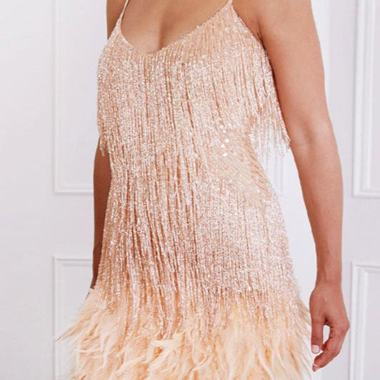 Aftenkjole med tynde stropper og pailletter, pyntet med fjer