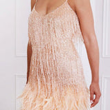 Aftenkjole med tynde stropper og pailletter, pyntet med fjer