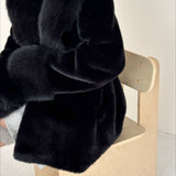 Mellemlang frakke i imiteret ruskind med hakkrave og bindebælte