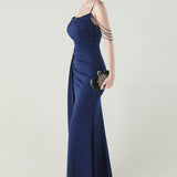 Havfrue-aftenkjole i satin med tynde stropper