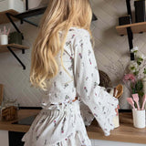 Todelt sæt: kort åben cardigan, langærmede shorts med blomsterprint, loungewear