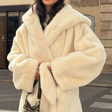 Frakke med hætte og bælte i imiteret pels