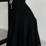 Lang, højtaljet A-formet nederdel med kontrasterende snøre, boheme-chic stil