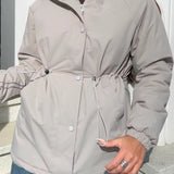 Fritids- og udendørssportsjakke med justerbar snøre i taljen, ideel til bjergbestigning og udendørsaktiviteter.