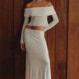 Todelt sæt med polkaprikker og off-shoulder-detaljer