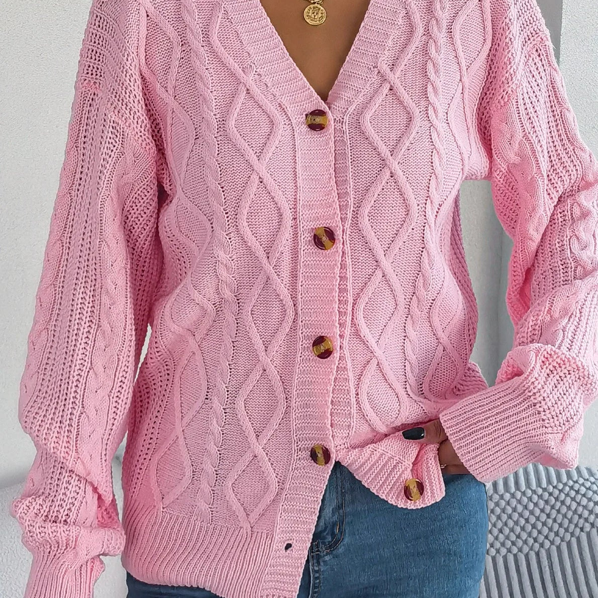 Løstsiddende, langærmet, enkeltradet strikcardigan