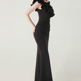 Asymmetrisk satin aftenkjole med flæser og blomster, pyntet med den ene skulder, med flæser og blomster.