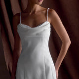 Aftenkjole med tynde stropper og hvide perler