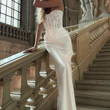 Lang, tætsiddende vintage blondekjole, stropløs og med ben.