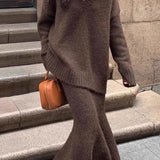 Todelt sæt: afslappet striktrøje med V-hals og havfrue-nederdel