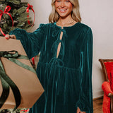 Løstsiddende minikjole i fløjl med udskæringer og bundet talje