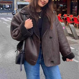 Løstsiddende jakke foret med imiteret fårepels