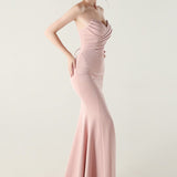 Stropløs plisseret aftenkjole med hjerteformet halsudskæring