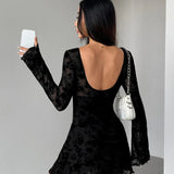 Kort kjole med lange ærmer, trykt med flockede blomster og pyntet med en åben sløjfe