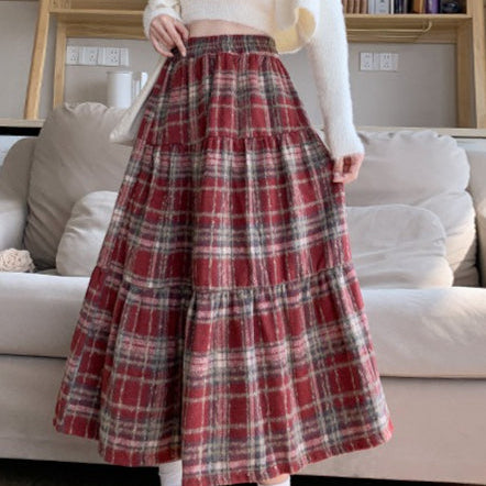 Ternet nederdel med flæser i en uldblanding