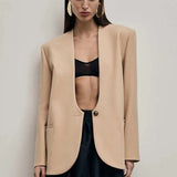 En tætsiddende, enkeltradet blazer med almindelige skuldre