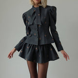 Todelt sæt: broderet blazer med indsnævret talje og miniskørt