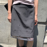 Mininederdel i mesh med broderi af blomster