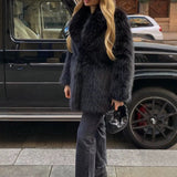 Ensfarvet miljøvenlig frakke i imiteret pels