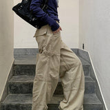 Cargojeans med lige ben og dekonstruerede paneler