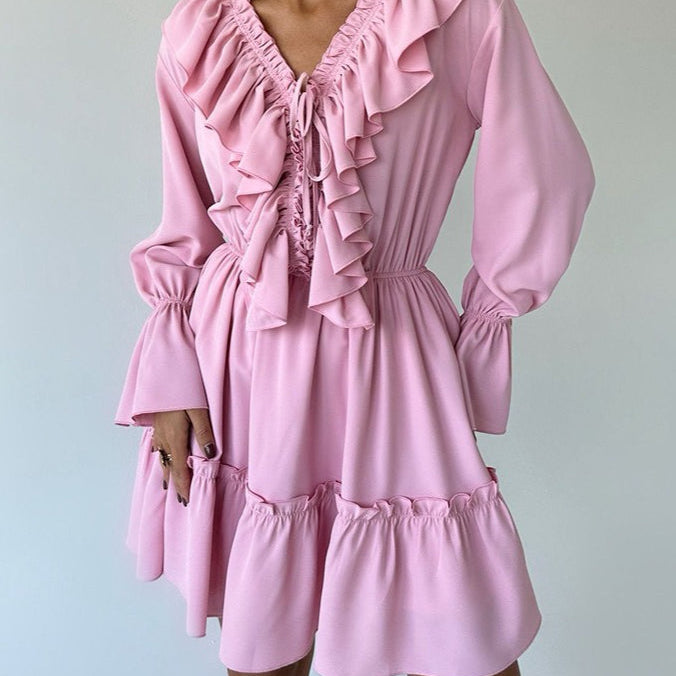 Kort chiffonkjole med V-hals og vidde ærmer