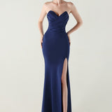 Stropløs plisseret aftenkjole med hjerteformet halsudskæring