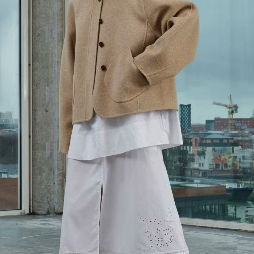 Kort uldfrakke med opretstående krave