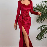 Elegant aftenkjole i rynket fløjl med lange ærmer og tætsiddende slids i taljen