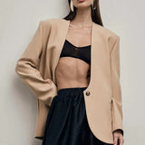 En tætsiddende, enkeltradet blazer med almindelige skuldre