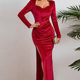 Elegant aftenkjole i rynket fløjl med lange ærmer og tætsiddende slids i taljen