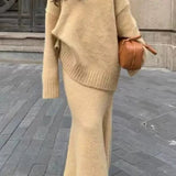 Todelt sæt: afslappet striktrøje med V-hals og havfrue-nederdel