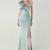 Asymmetrisk satin aftenkjole med flæser og blomster, pyntet med den ene skulder, med flæser og blomster.