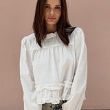 Løstsiddende bluse med rund hals og rynkede flæser