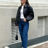 Kort, løstsiddende mat læderjakke